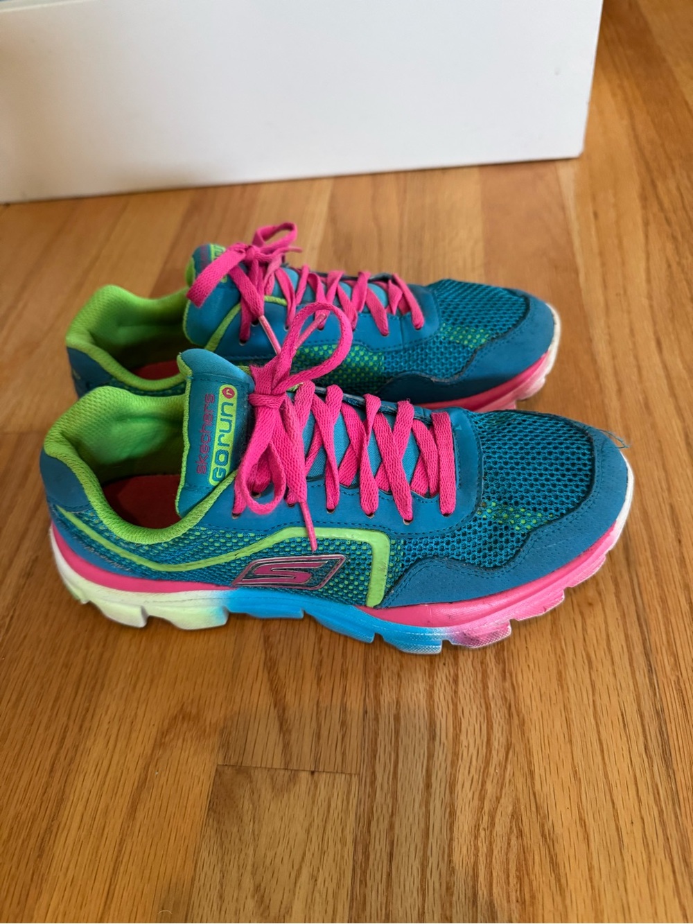 Skechers GOrun Kids Teal Sneakers with Pink Laces - Picture 3 of 4